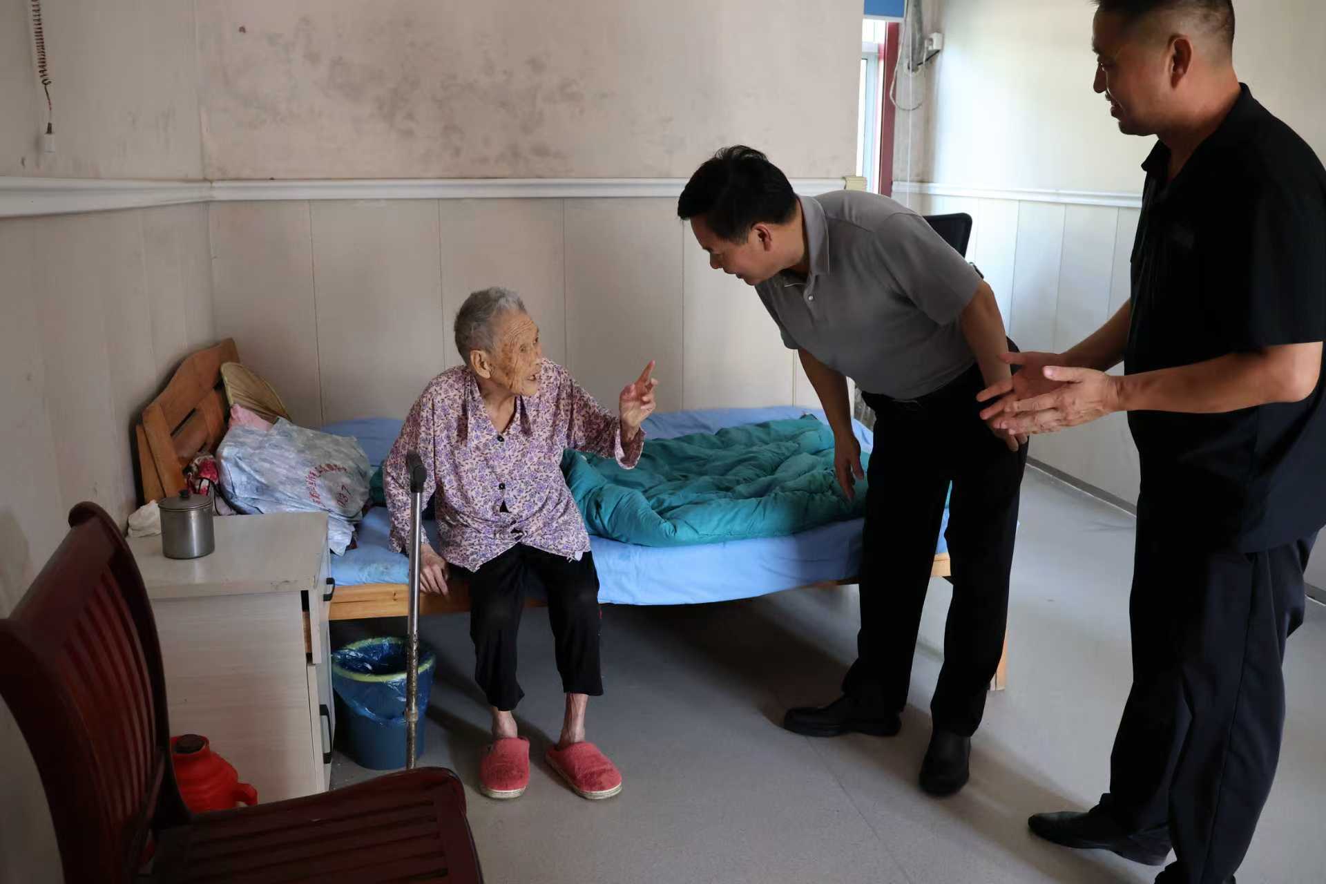 与老人交谈