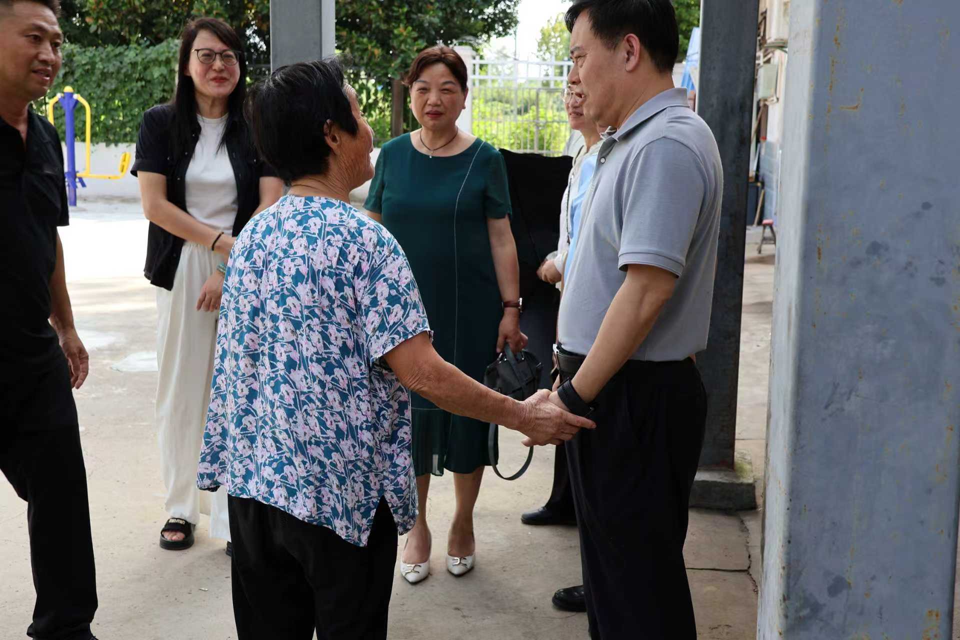 询问老人情况
